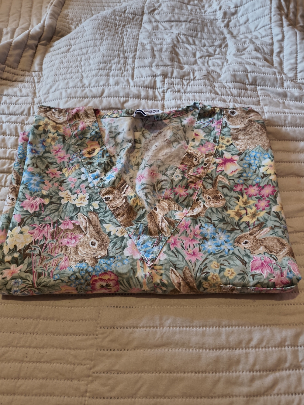 Scrub Top, Sz L, Bunny Rabbit Print.